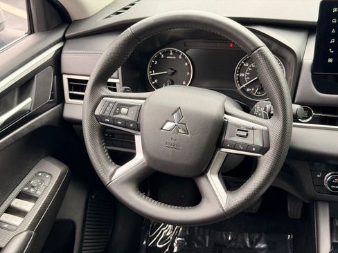 Used 2025 Mitsubishi Outlander SE FWD image 18