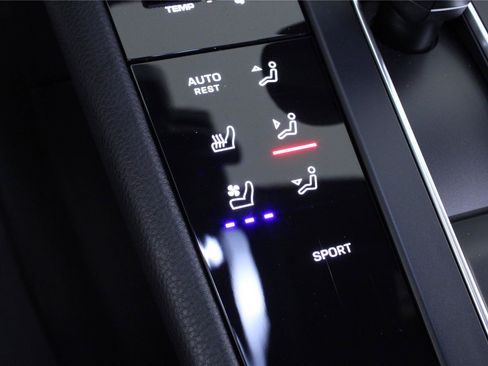 Used 2022 Porsche Macan AWD/4WD image 30
