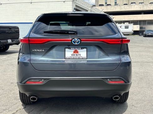 Used 2023 Toyota Venza LE AWD/4WD image 5