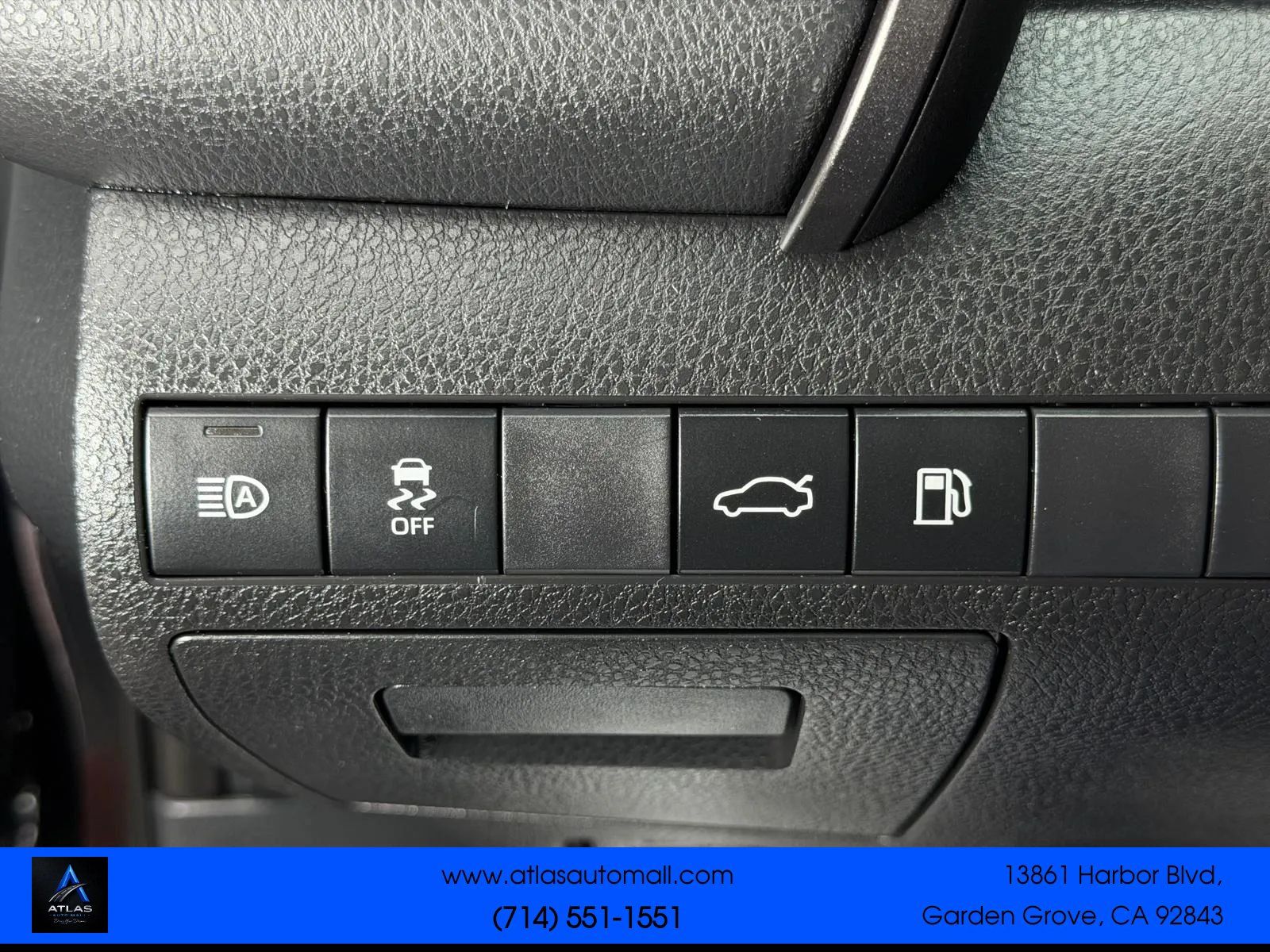 Used 2018 Toyota Camry SE w/ Moonroof Package FWD image 29