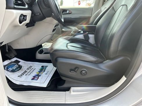 Used 2017 Chrysler Pacifica Touring-L w/ Tire & Wheel Group FWD image 14