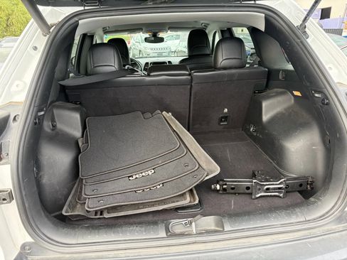 Used 2019 Jeep Cherokee Limited image 8