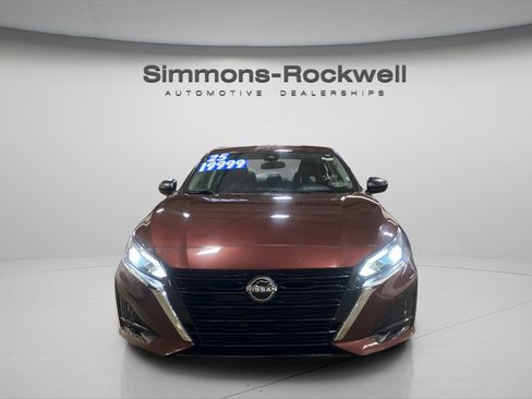 Used 2025 Nissan Altima 2.5 SV FWD image 8