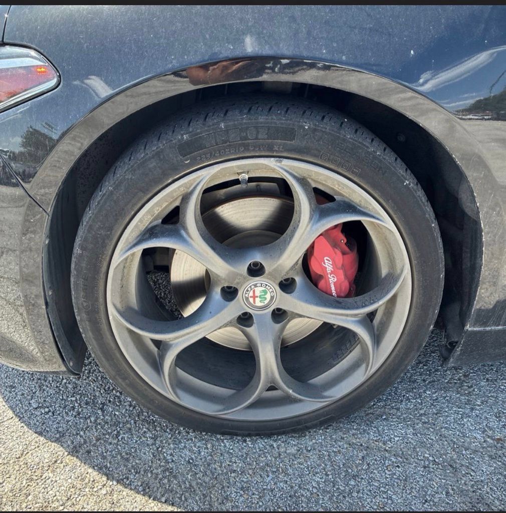 Used 2018 Alfa Romeo Giulia Ti Sport w/ Quick Order Package 22S Sport AWD/4WD image 11