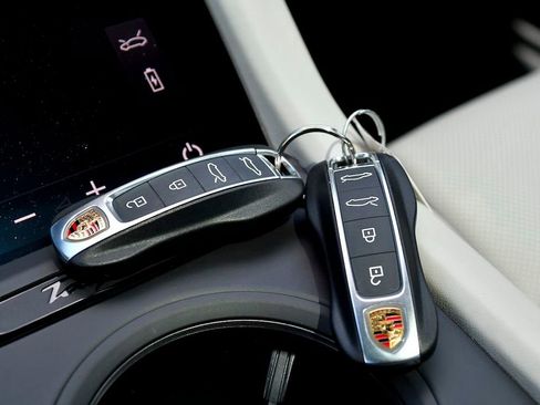 Used 2020 Porsche Taycan 4S image 60