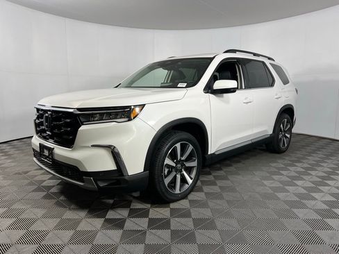 Used 2025 Honda Pilot Touring image 3