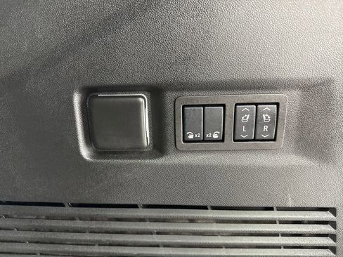 Used 2025 GMC Yukon Denali AWD/4WD image 17