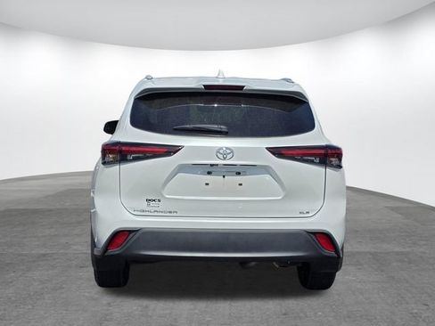 Used 2024 Toyota Highlander XLE FWD image 4