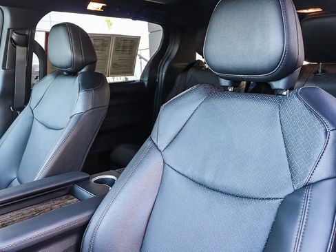 Used 2025 Toyota Sienna Platinum image 23