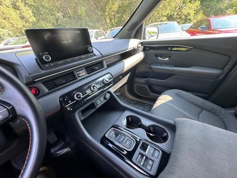 Used 2025 Honda Pilot Sport image 21