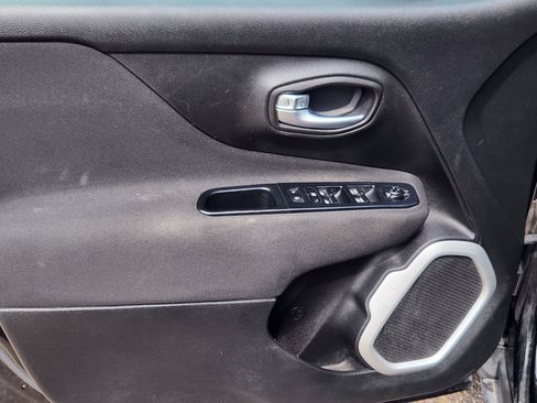 Used 2018 Jeep Renegade Latitude AWD/4WD image 18