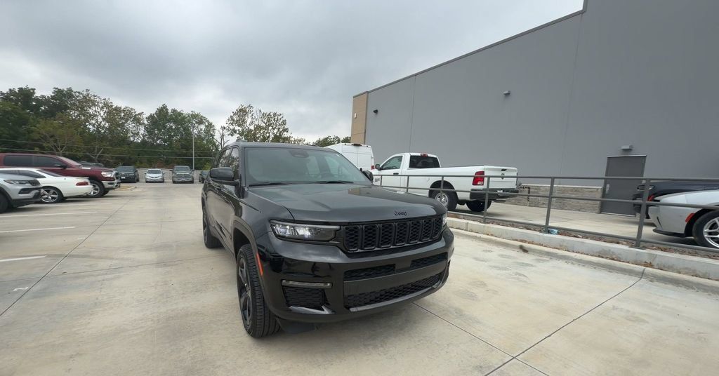 Used 2025 Jeep Grand Cherokee L Limited w/ Black Appearance Package RWD image 1