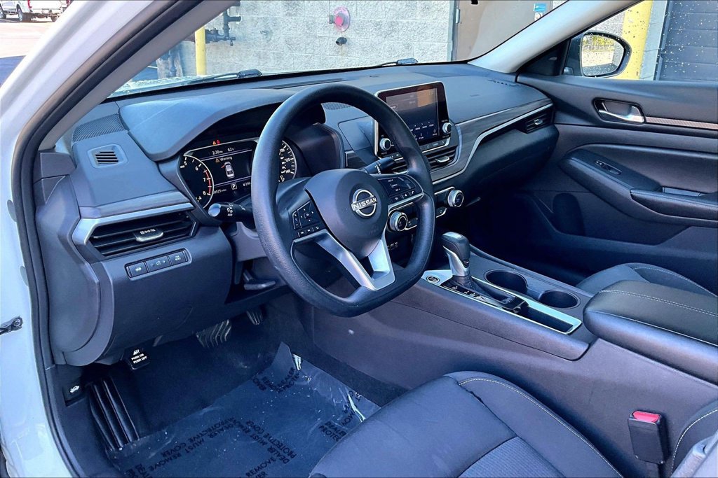Used 2025 Nissan Altima 2.5 SV FWD image 13