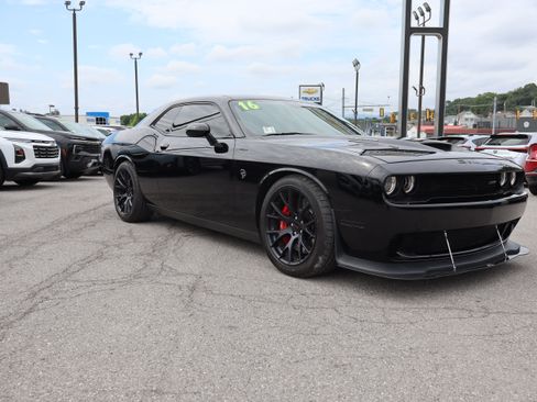 Used 2016 Dodge Challenger SRT Hellcat RWD image 1