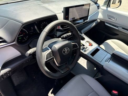 Used 2026 Toyota Sienna XLE FWD image 25