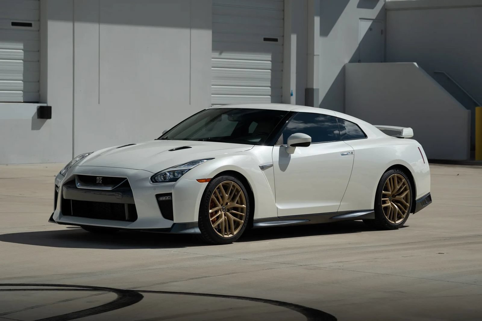 Used 2017 Nissan GT-R Premium w/ Premium Interior Package AWD/4WD image 6