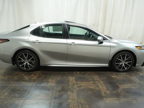 Used 2023 Toyota Camry SE w/ Cold Weather Package FWD image 4