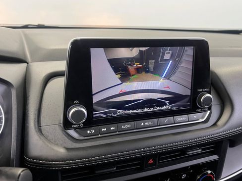 Used 2025 Nissan Rogue S image 36