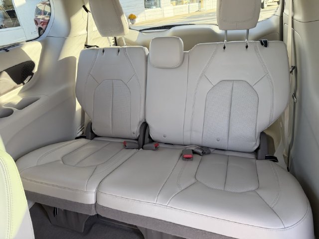 Used 2021 Chrysler Pacifica Touring-L w/ Uconnect Theater Family Group FWD image 16