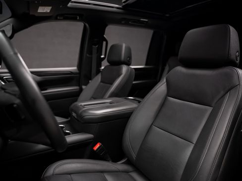 Used 2024 Chevrolet Suburban LT w/ Luxury Package RWD image 57