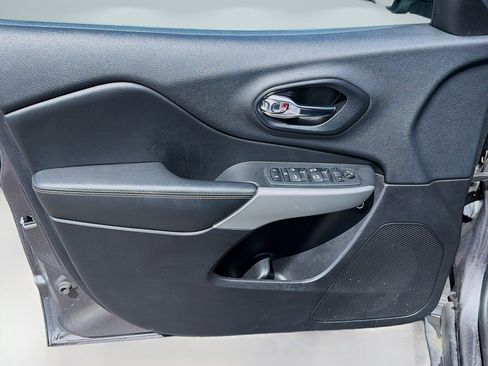Used 2018 Jeep Cherokee Latitude Plus FWD image 20
