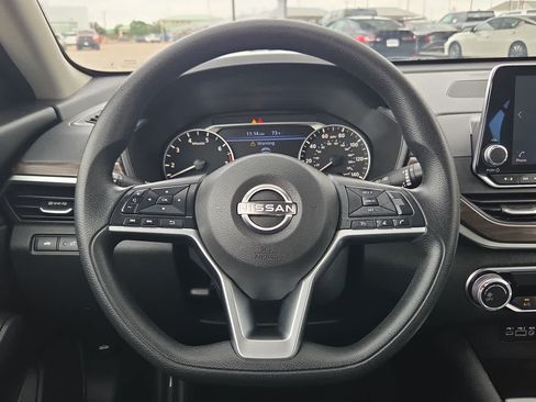 Used 2024 Nissan Altima 2.5 SV FWD image 18
