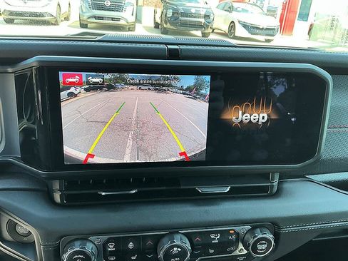 Used 2025 Jeep Wrangler Unlimited Rubicon w/ XTREMEE 35" Tire Package AWD/4WD image 17