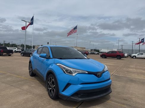 Used 2019 Toyota C-HR XLE FWD image 2
