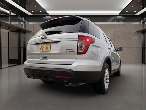 Used 2015 Ford Explorer XLT image 14