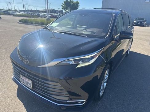 Used 2021 Toyota Sienna Platinum FWD image 3