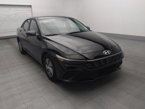 Used 2025 Hyundai Elantra SE FWD image 13