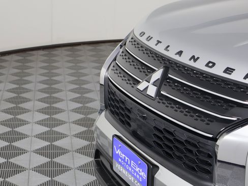 Used 2024 Mitsubishi Outlander ES image 11