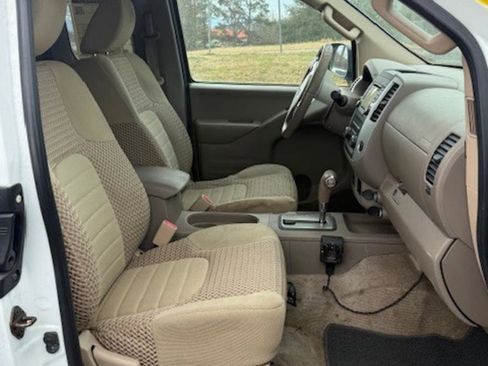 Used 2015 Nissan Frontier SV image 11