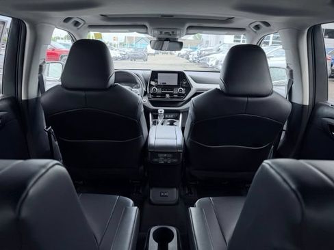 Used 2024 Toyota Highlander XLE AWD/4WD image 27