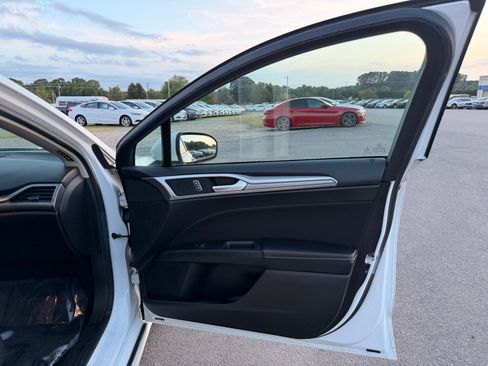 Used 2019 Ford Fusion SE FWD image 18