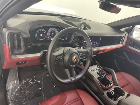 Used 2024 Porsche Cayenne Coupe image 4