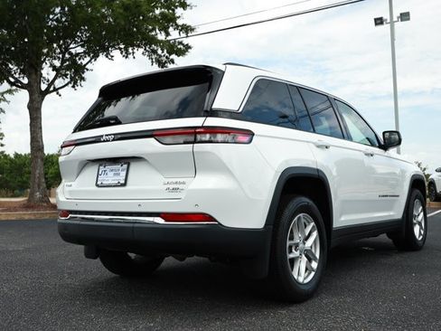 Used 2022 Jeep Grand Cherokee Laredo w/ Luxury Tech Group I AWD/4WD image 6