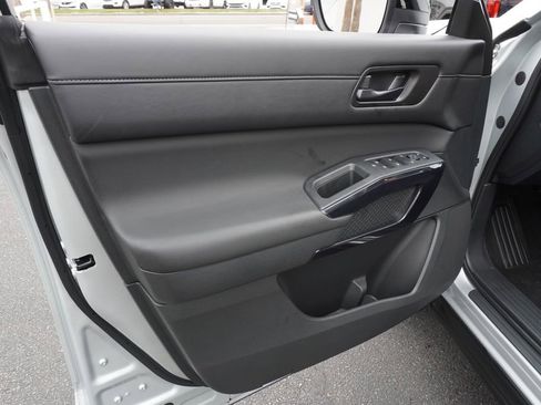 Used 2025 Nissan Pathfinder S image 15