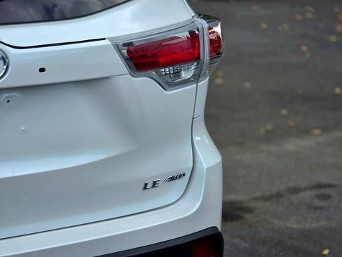 Used 2016 Toyota Highlander LE AWD/4WD image 9