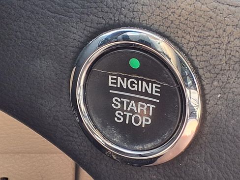 Used 2018 Ford Edge Titanium w/ Technology Package FWD image 14