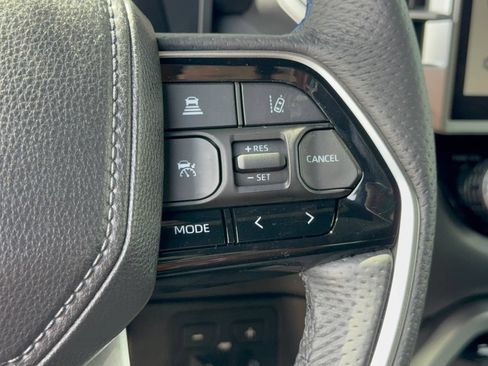 Used 2025 Toyota Sequoia Platinum AWD/4WD image 18
