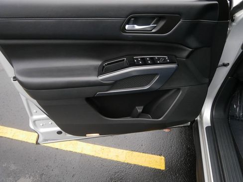 Used 2022 Nissan Pathfinder SL image 13