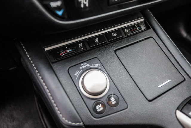 Used 2016 Lexus ES 300h w/ Luxury Package w/Wood Trim FWD image 50