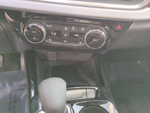 Used 2024 Chevrolet Trax LT w/ Sunroof Package FWD image 23