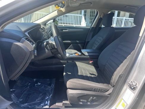 Used 2018 Ford Fusion SE w/ Fusion SE Technology Package FWD image 14