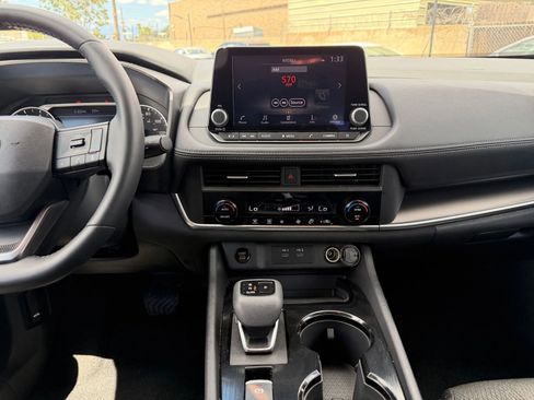 Used 2025 Nissan Rogue SV image 17