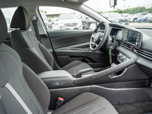 Certified 2025 Hyundai Elantra SE image 16