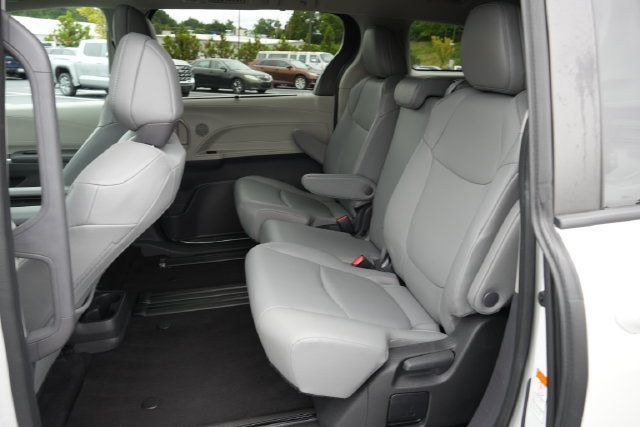 Used 2024 Toyota Sienna XLE FWD image 16