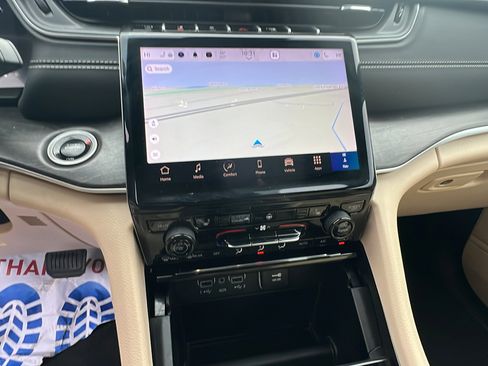 Used 2024 Jeep Grand Cherokee Limited image 32