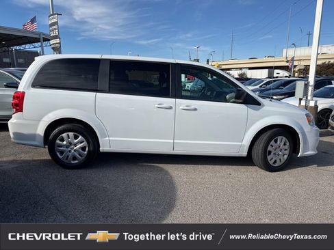 Used 2018 Dodge Grand Caravan SE w/ UConnect Hands-Free Group image 9